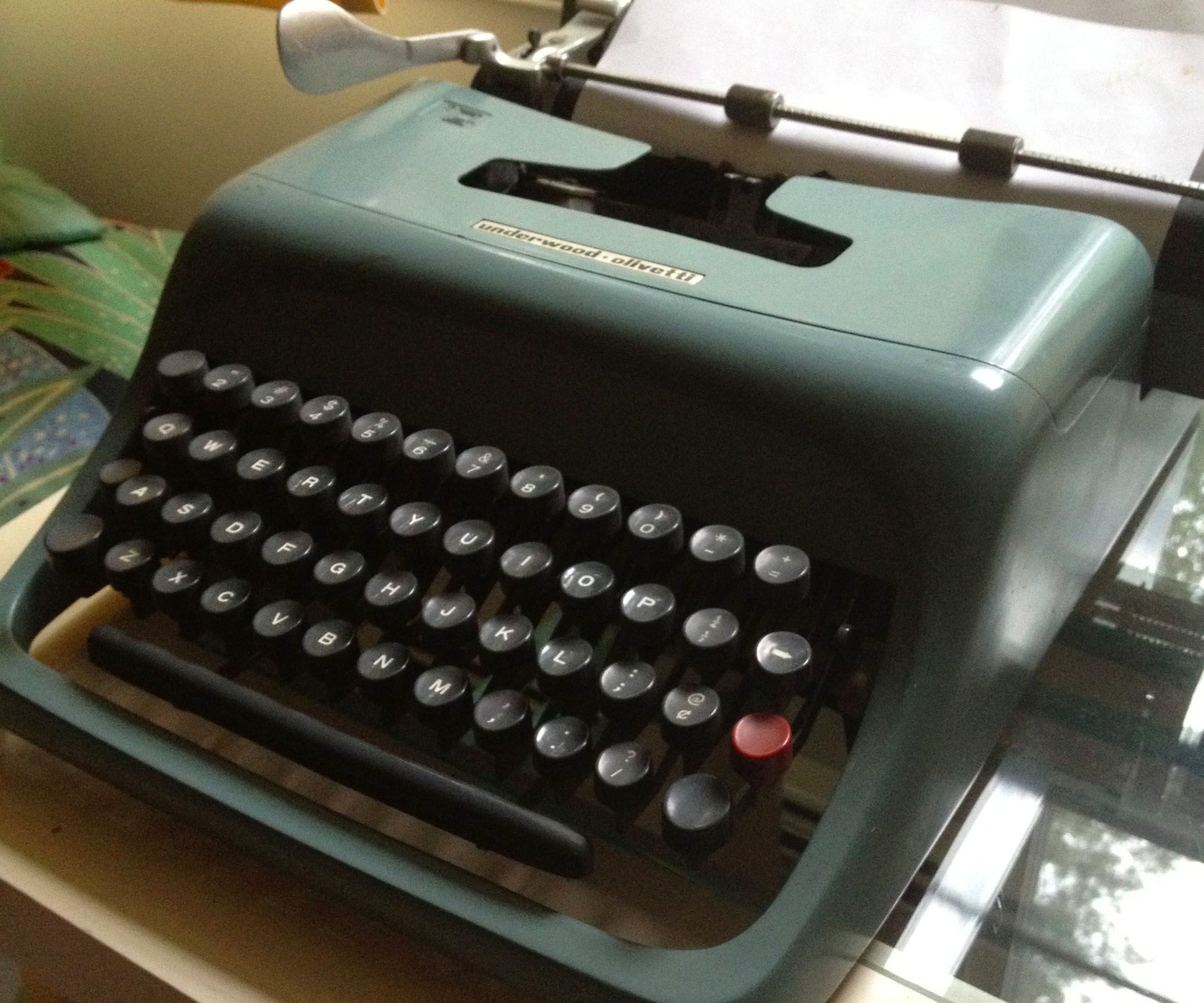 vintage underwood olivetti typewriter